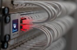 SLIM KAT6A 10 Gigabit Lightpatchkabel rund, U/FTP, transluzente Stecker 