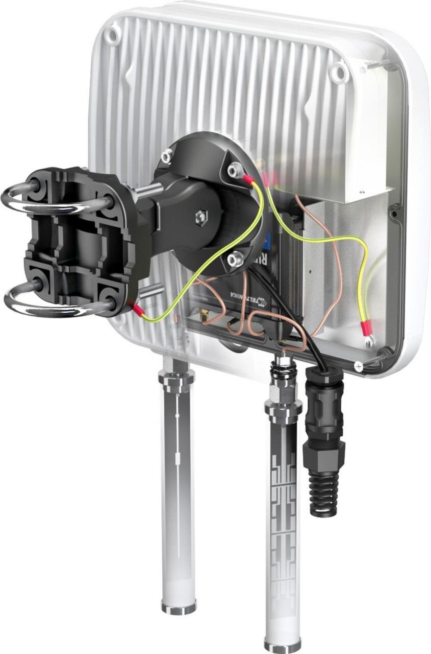 QuMax für RUT900/950, IP67 Outdoor Gehäuse mit LTE Richt- & WiFi Antenne