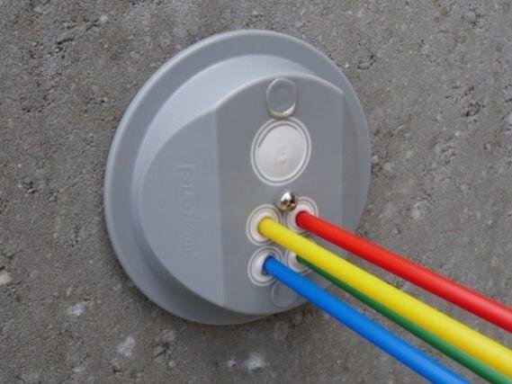 FTTH mehrfach Mauerdurchführung + 90° Rohreinführung, für 2x 7 mm Rohre