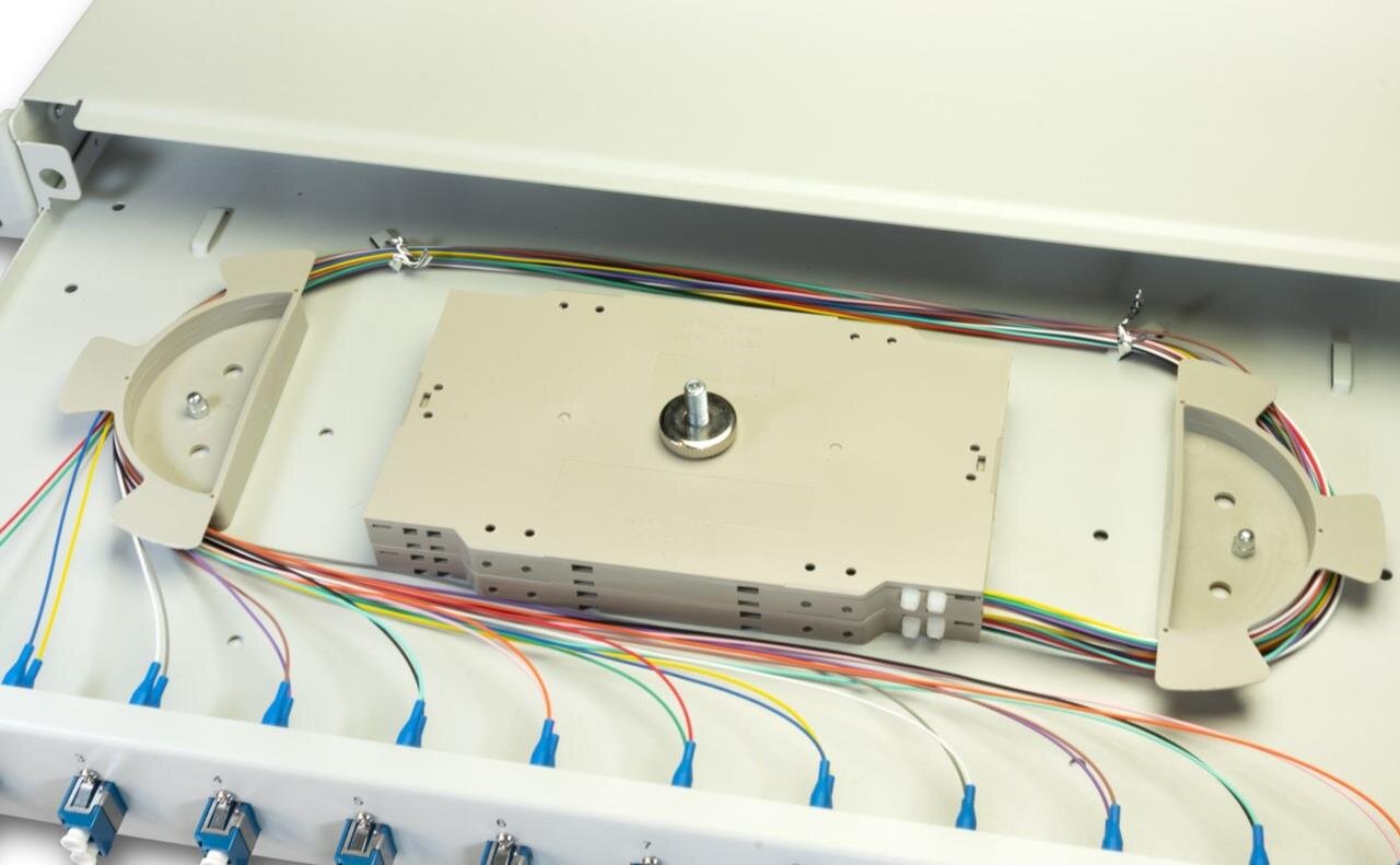 LWL Spleissbox, 24 Fasern, 12x DLC Singlemode, 9/125µm OS2 G657.A1 Pigtail