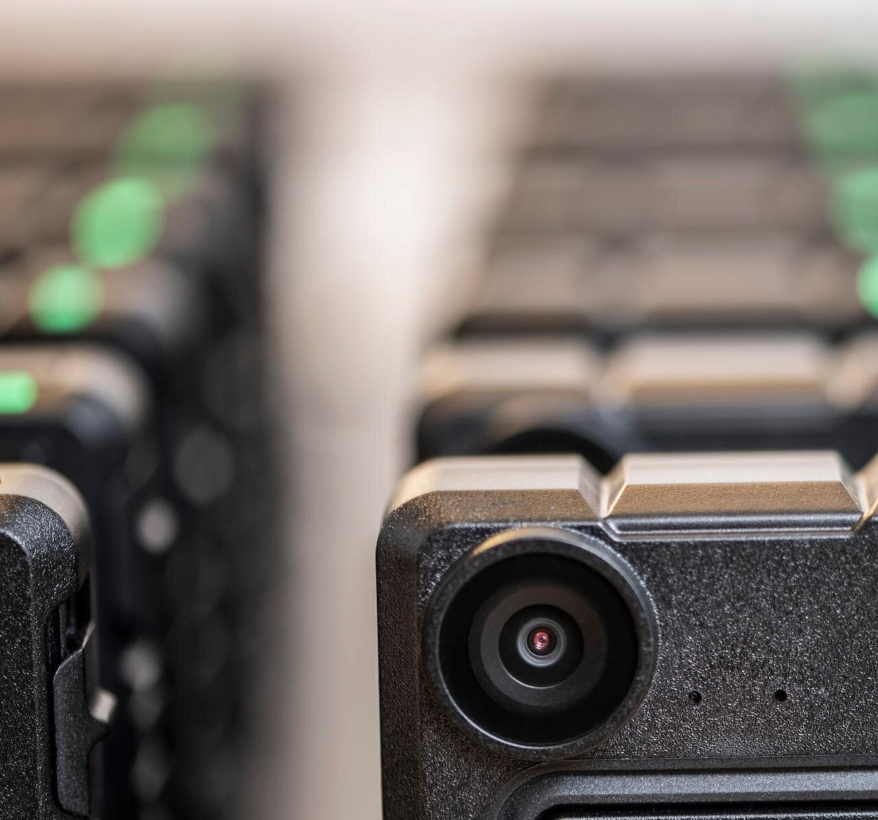 VB400 Bodycam, mobile Videolösung für Unternehmen, mit Schnellspanner